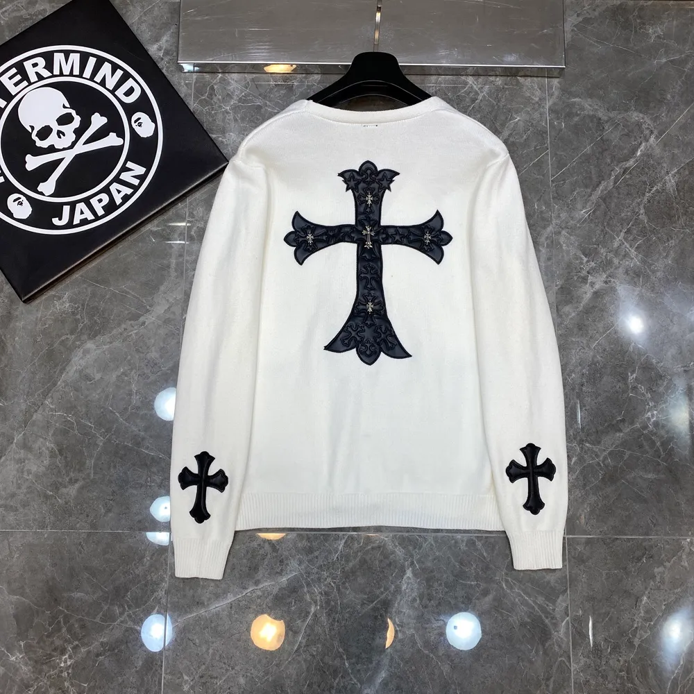 P296 Chrome Hearts 🍁Sweater series🍁 New V-neck buttoned cardigan sweater for autumn and winter. Selected high-quality wool blended knitted fabrics. Tajima machine embroidery➕ Heavy cross sheepskin patchwork craftsmanship. Total size 17 pieces of patchwork➕Customized silver-proof lattice buckle. Non-market ordinary version. 🏷Three standards complete🏷 🌈Recommended colors: black white🌈